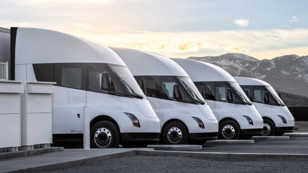 Semi Truck, así es la bestia salvaje de Tesla con tres motores 4 Motor16 tesla semi trucks at a fast charging megacharging station at the gigafactory 1 in nevada Motor16