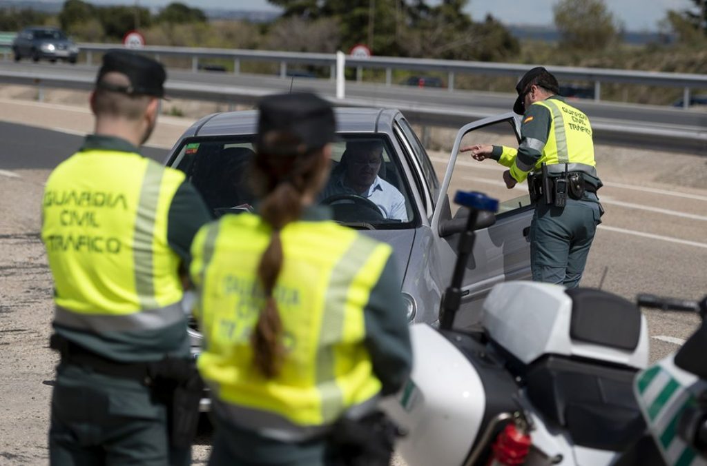 Control de carretera: la Policía Nacional te explica como reaccionar si te paran 209 Motor16 varios agentes guardia civil control trafico guardia civil a5 dia arranca Motor16