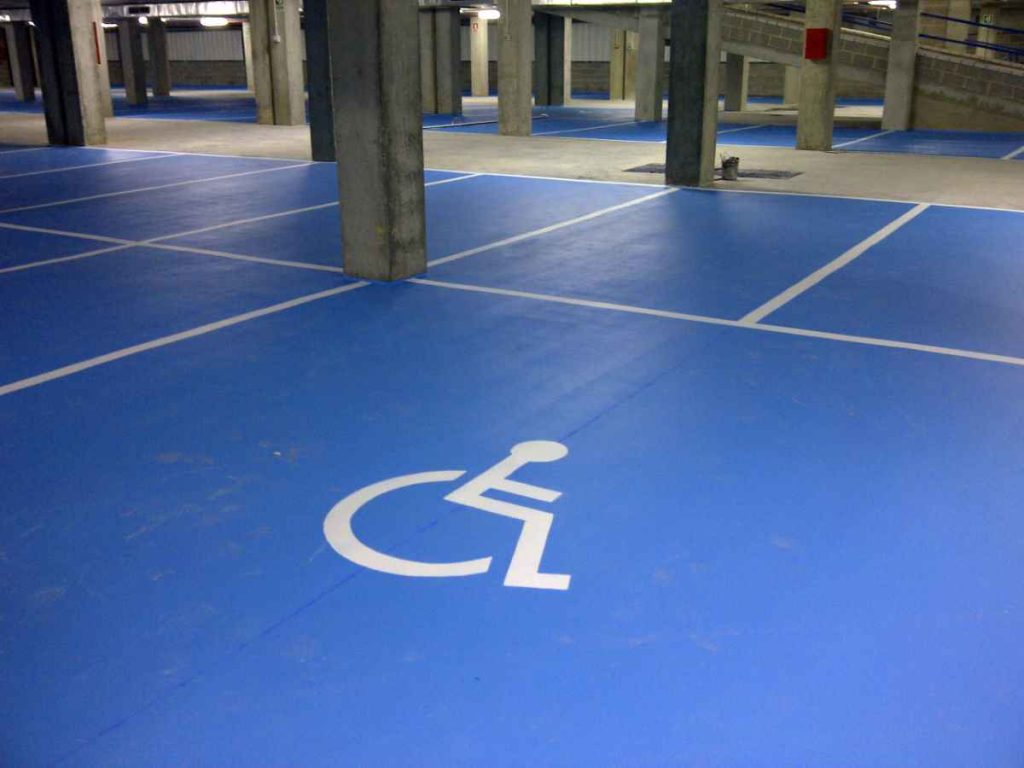 Aparcar en estas plazas se paga incluso con la cárcel 94 Motor16 discapacidad