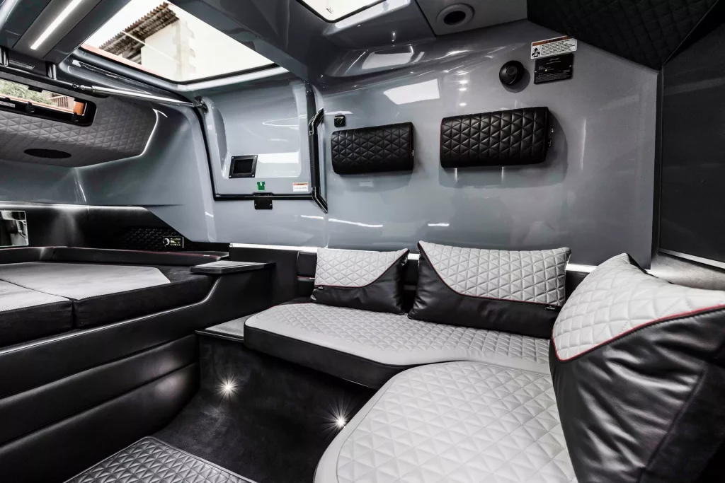 900 CV de potencia para la última criatura de Brabus Marine 1 Motor16 2023 Brabus Marine Shadow 900 Stealth Green. Imagen interior.