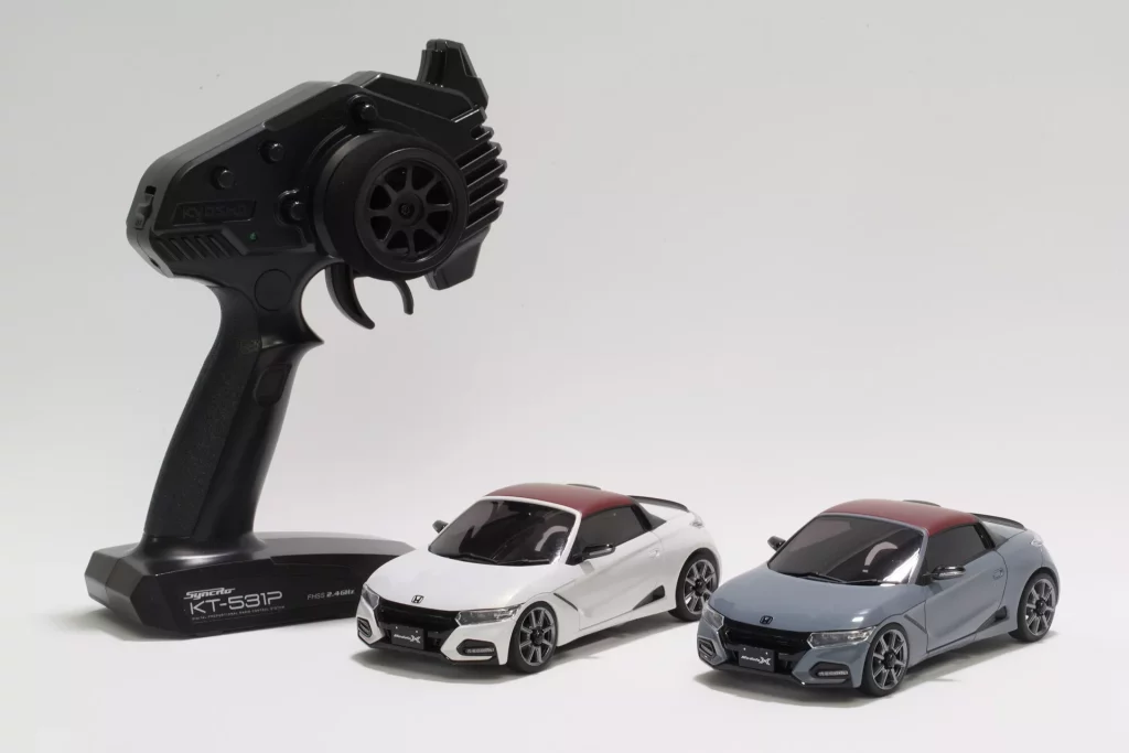 2023 Honda S660 radiocontrol Kyosho. Imagen estudio con mando.