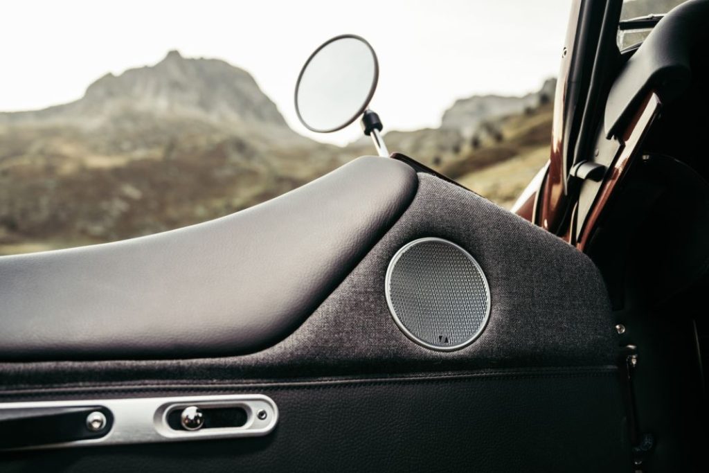 Sennheiser firma el equipo de sonido de los nuevos Morgan Plus 1 Motor16 2023 Morgan Plus Sennheiser. Imagen detalle puerta.