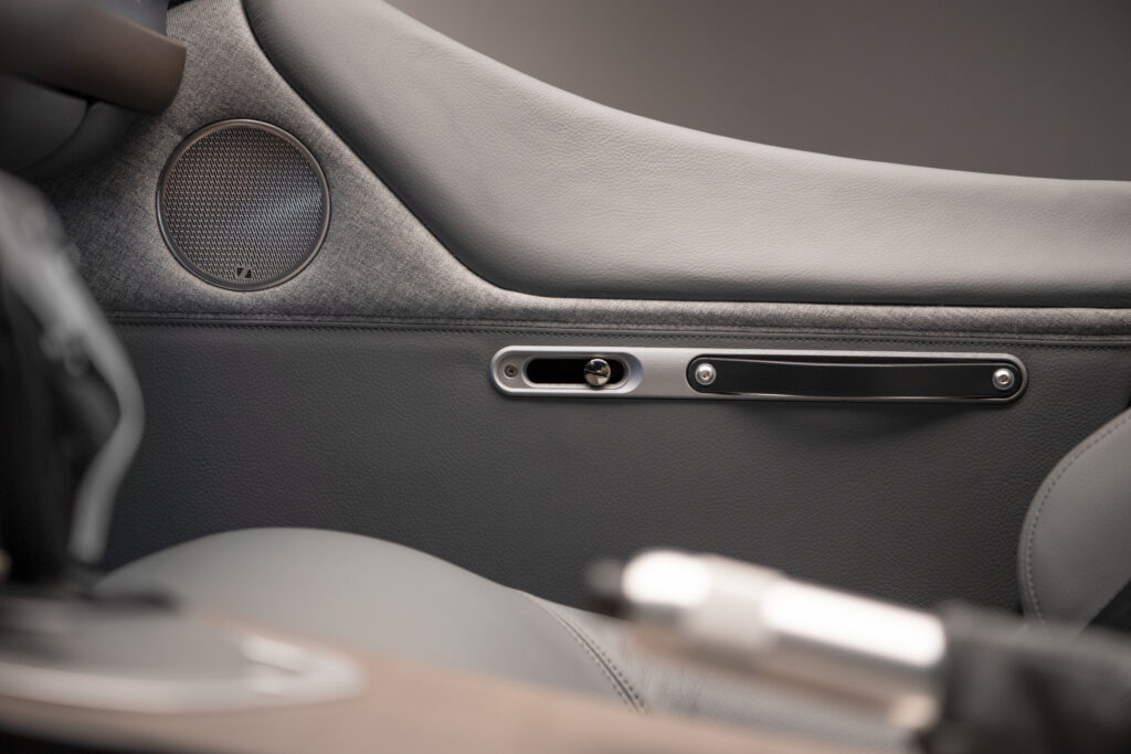 Sennheiser firma el equipo de sonido de los nuevos Morgan Plus 4 Motor16 2023 Morgan Plus Sennheiser detalle 2 Motor16