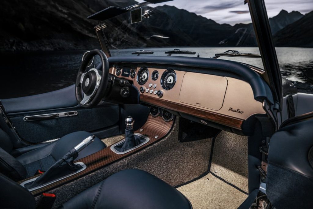 Sennheiser firma el equipo de sonido de los nuevos Morgan Plus 7 Motor16 2023 Morgan Plus Sennheiser detalle 3 Motor16