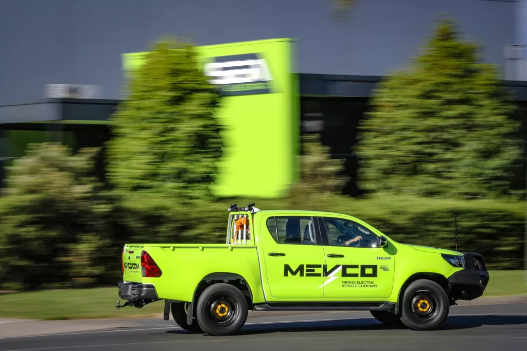 Este es el primer Hilux eléctrico. Y no lo ha fabricado Toyota 1 Motor16 2023 Toyota Hilux Eléctrico SEA Electric. Imagen movimiento.
