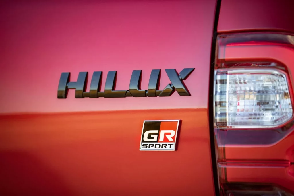 2023 Toyota Hilux GR Sport Australia. Imagen detalle logo.