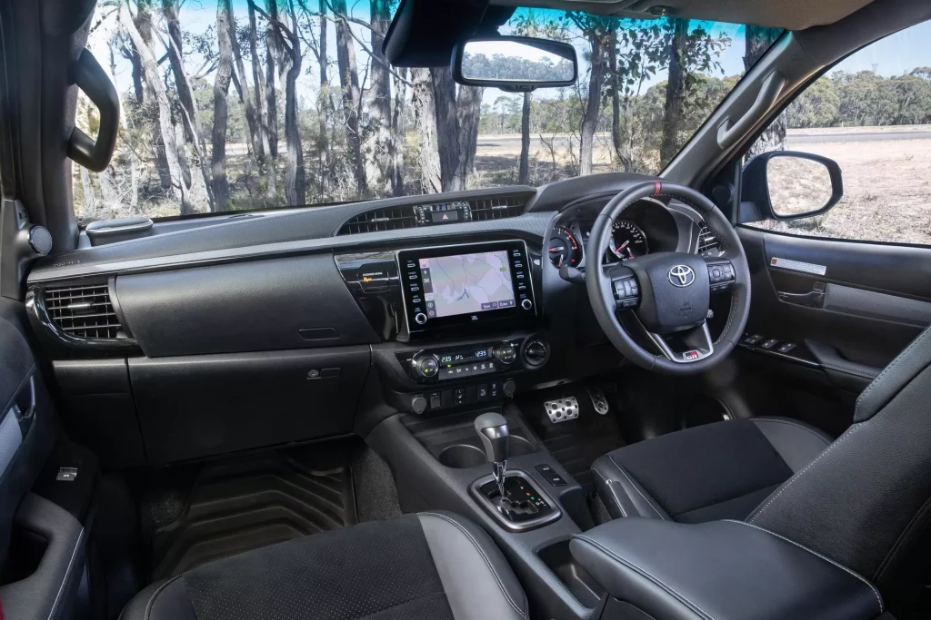 2023 Toyota Hilux GR Sport Australia. Imagen interior.