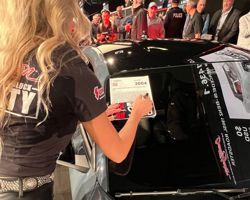 Este Ford Mustang GT ha costado 20 veces más que uno 'normal' 10 Motor16 2023 ford mustang gt barrett jackson subasta 6 Motor16