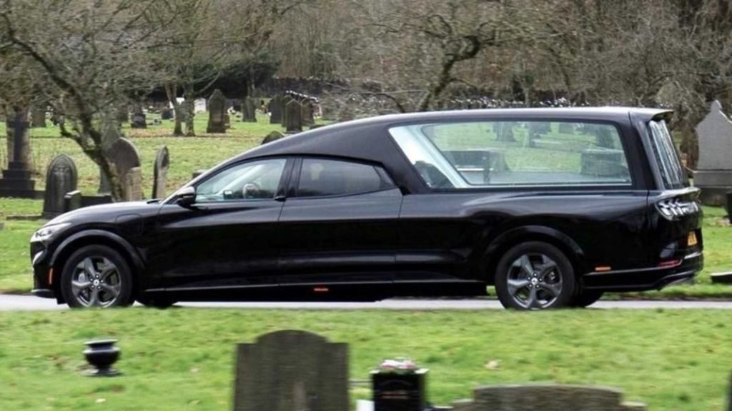 2023 Ford Mustang Mach-E Fúnebre. Imagen movimiento.