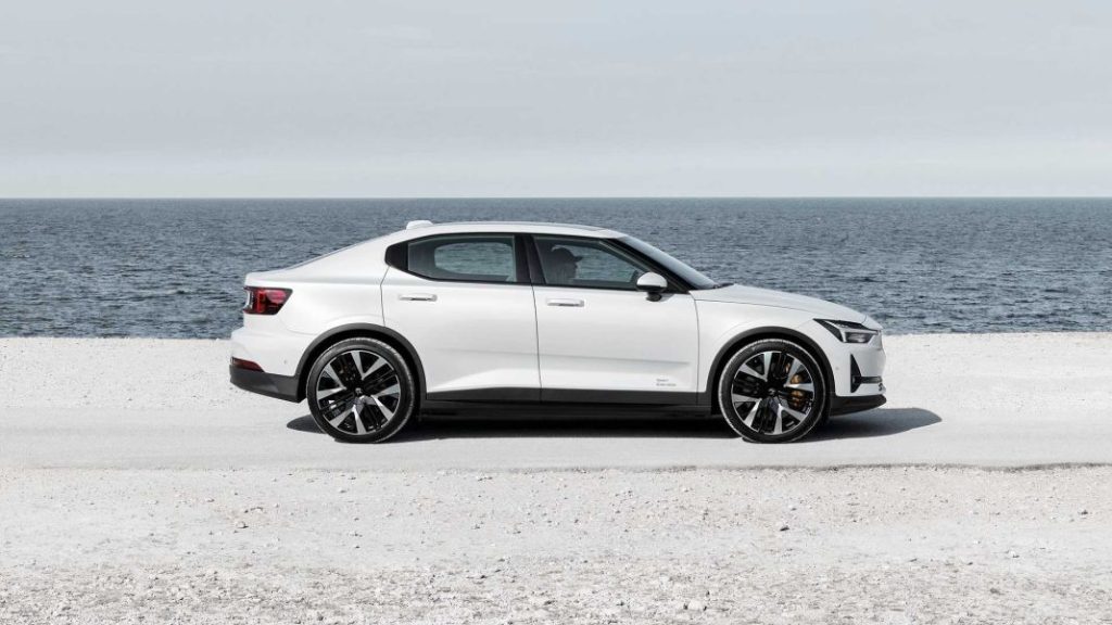 Polestar 2: muchas sorpresas para dejar en evidencia al Tesla Model 3 1 Motor16 2023 Polestar 2. Imagen estática lateral.