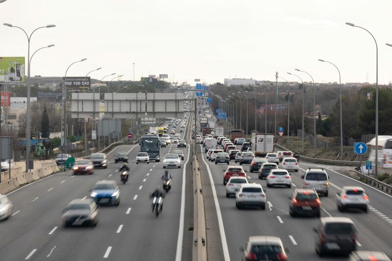 ¿Cuántos vehículos circulan a día de hoy en España? Así está el parque móvil 1 Motor16 El parque de vehículos llega a los 33,36 millones.
