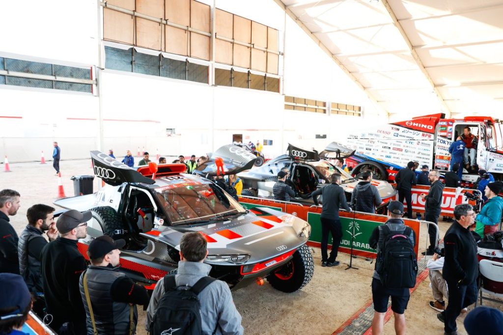 ¿Es un híbrido? ¿Es un avión? No, es el coche de Carlos Sainz y así funciona... 4 Motor16 Dakar