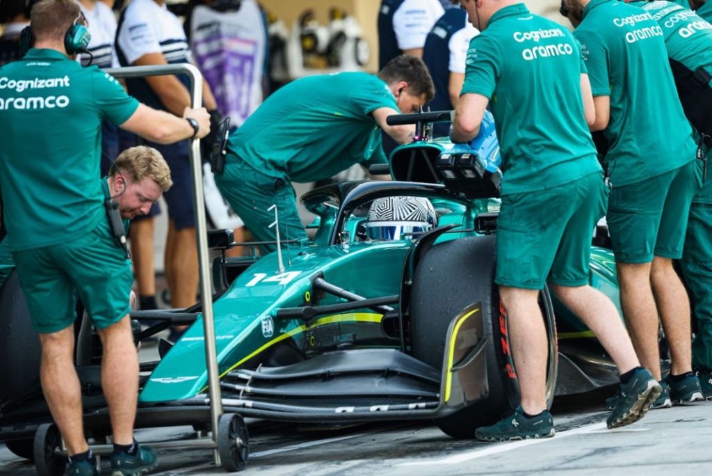 AMR23: Por qué el nuevo monoplaza de Fernando Alonso será totalmente diferente 5 Motor16 ASTON MARTIN CON FERNANDO ALONSO 2 Motor16