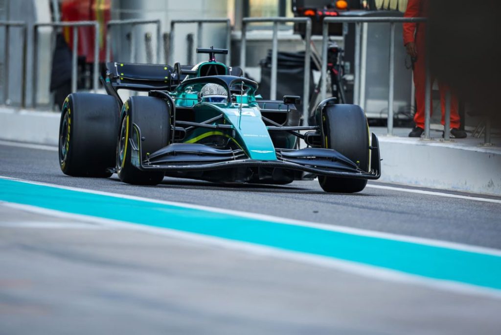 AMR23: Por qué el nuevo monoplaza de Fernando Alonso será totalmente diferente 3 Motor16 Fernando Alonso con el equipo Aston Martin