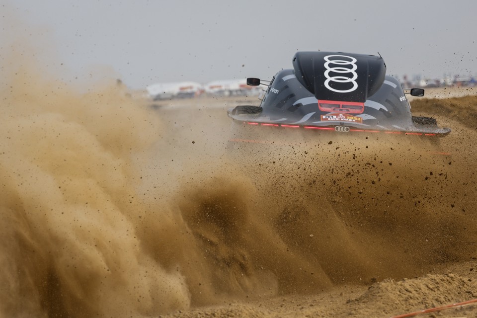 Carlos Sainz analiza la primera semana del Dakar con el Audi RS Q e-tron 3 Motor16 Audi e-tron Dakar 2023. Imagen movimiento.