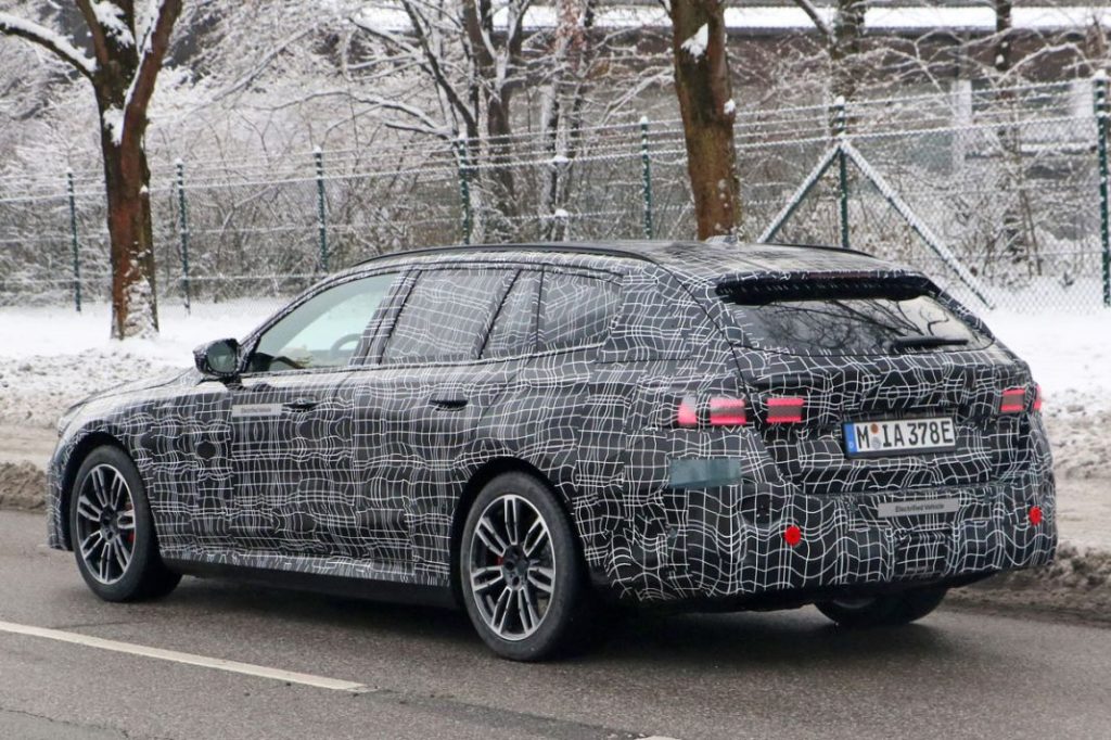 BMW i5 Touring 10 Motor16