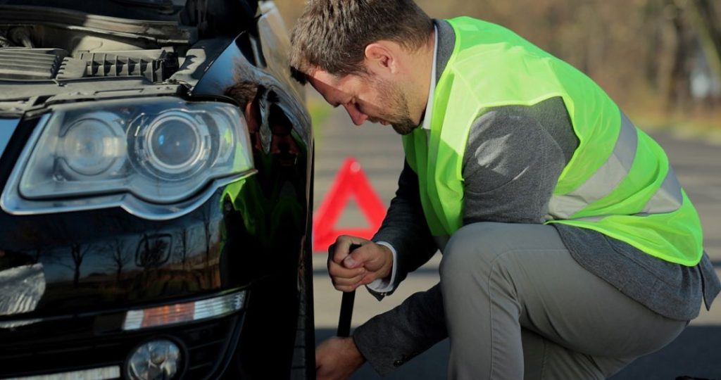 Cómo se cambia una rueda: seis de cada diez españoles no sabe hacerlo 1 Motor16 Cambiar Rueda 1 Motor16