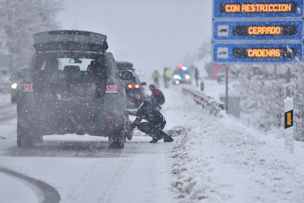 El vídeo en el que la Guardia Civil te enseña a poner las cadenas en tu coche 134 Motor16 Consejos para preparar el coche en invierno 4 Motor16