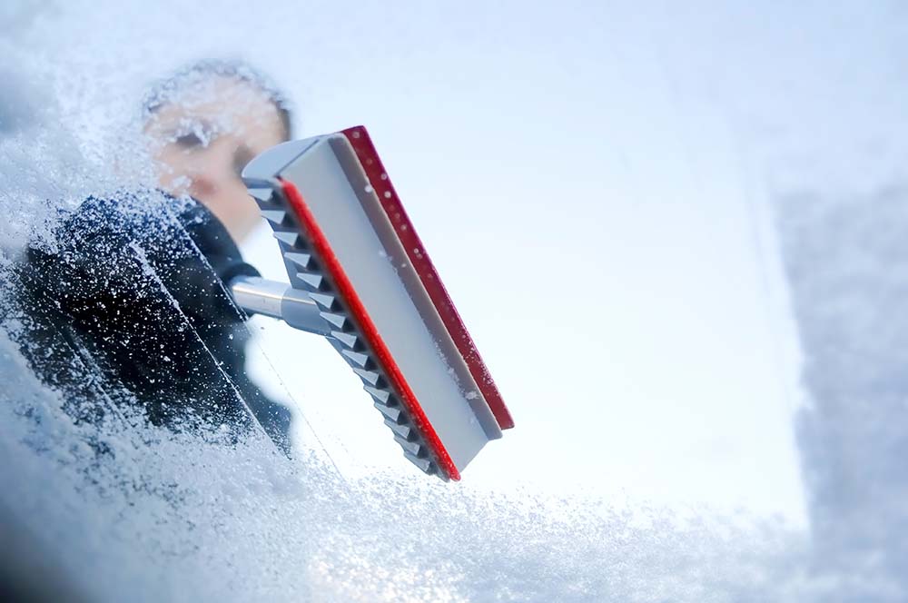 Consejos de la DGT para preparar tu coche: llega la borrasca Gerard 122 Motor16 Rasqueta para el hielo.