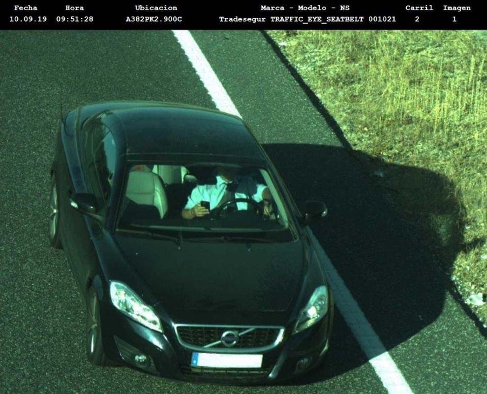 EuropaPress 2372382 conductor manipula telefono movil mientras conduce trata infraccion grave 1 Motor16