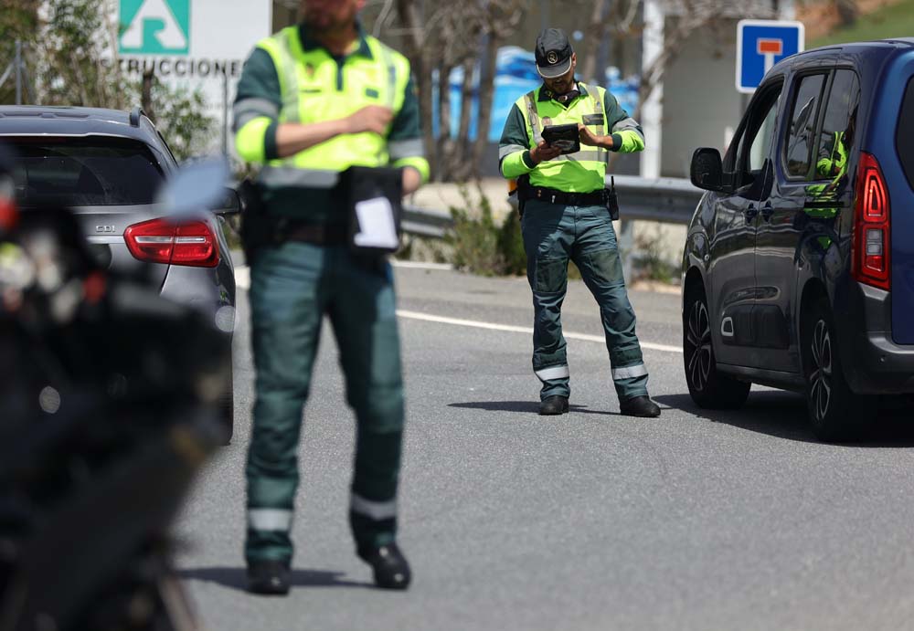 La DGT estrena 24 nuevos radares e instalará 98 más este año 3 Motor16 EuropaPress 4415947 dos agentes guardia civil control trafico kilometro 34 a 1 dia comienza Motor16