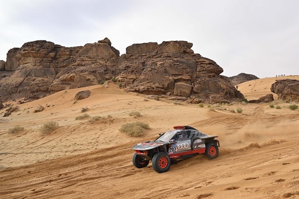 Carlos Sainz analiza la primera semana del Dakar con el Audi RS Q e-tron 1 Motor16 Audi e-tron Dakar 2023. Imagen movimiento.