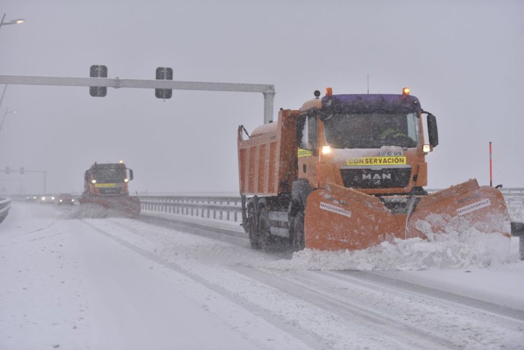 Nieve: lo que la DGT considera imprescindible si te pilla el temporal en la carretera 1 Motor16 EuropaPress 4927307 varias quitanieves circulan carretera nevada 16 enero 2023 huesca aragon Motor16