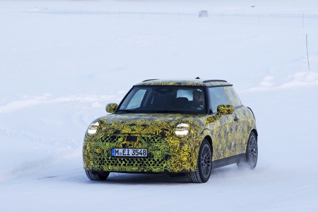 El futuro Mini se entrena sobre la nieve 3 Motor16 MINI 1 Motor16
