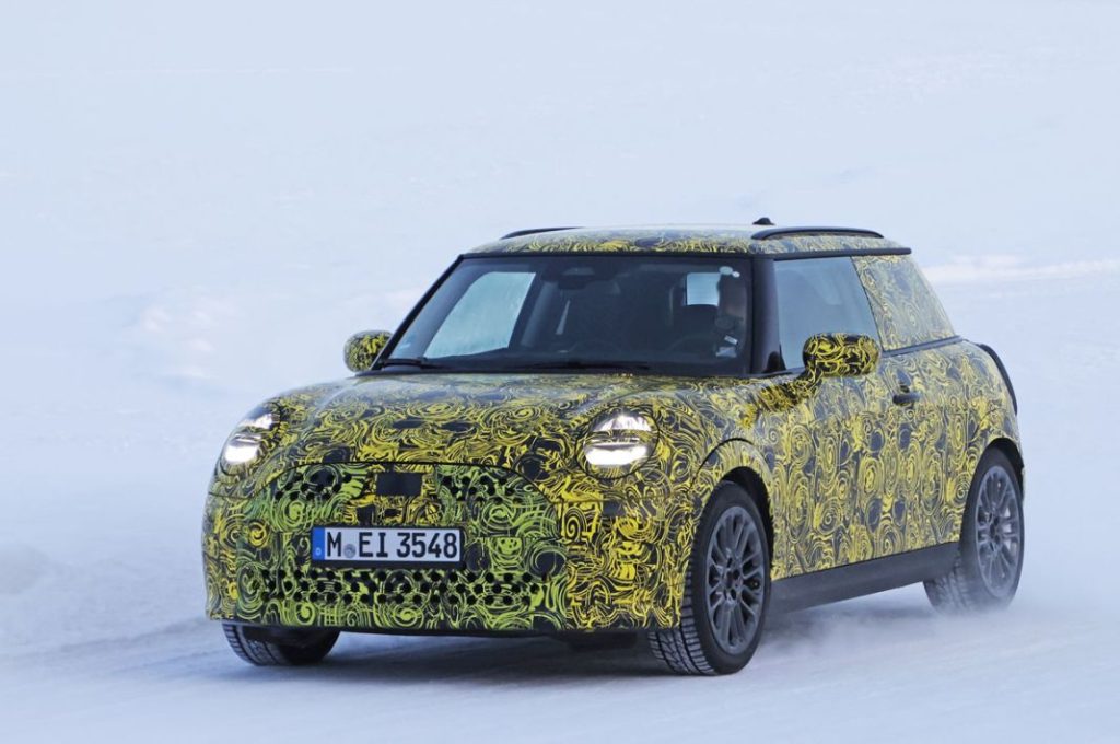 El futuro Mini se entrena sobre la nieve 4 Motor16 MINI 2 Motor16