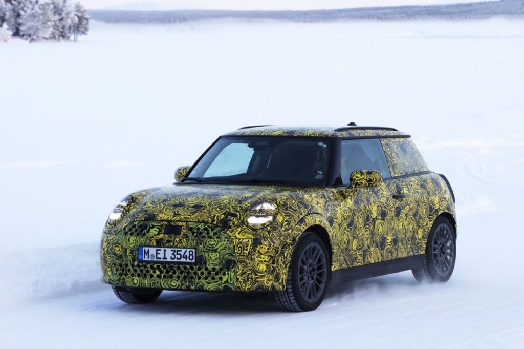 El futuro Mini se entrena sobre la nieve 5 Motor16 MINI 3 Motor16