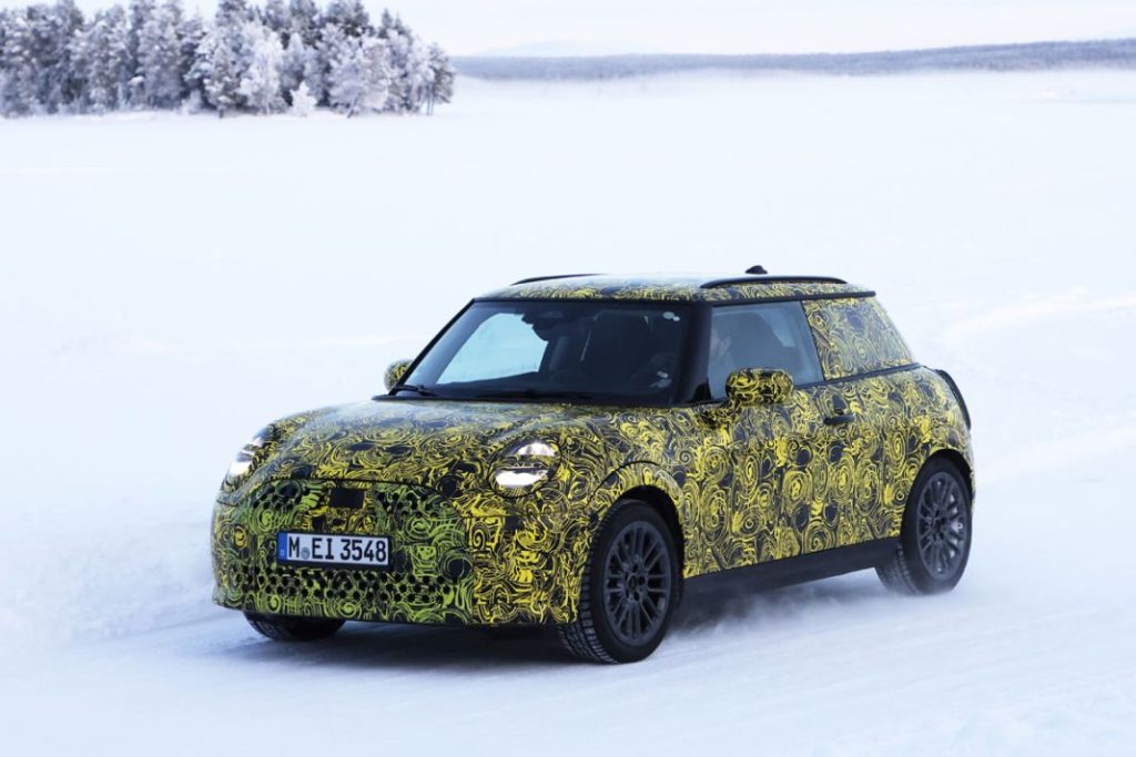 El futuro Mini se entrena sobre la nieve 6 Motor16 MINI 4 Motor16