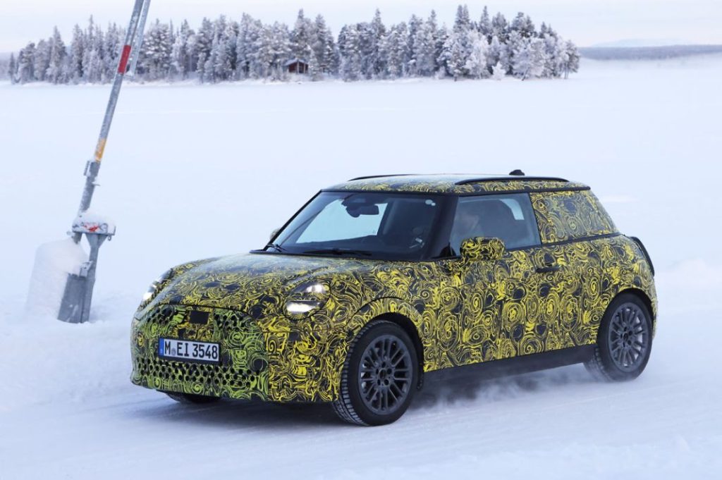 El futuro Mini se entrena sobre la nieve 7 Motor16 MINI 5 Motor16