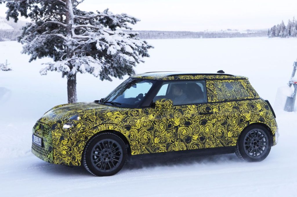 El futuro Mini se entrena sobre la nieve 9 Motor16 MINI 7 Motor16