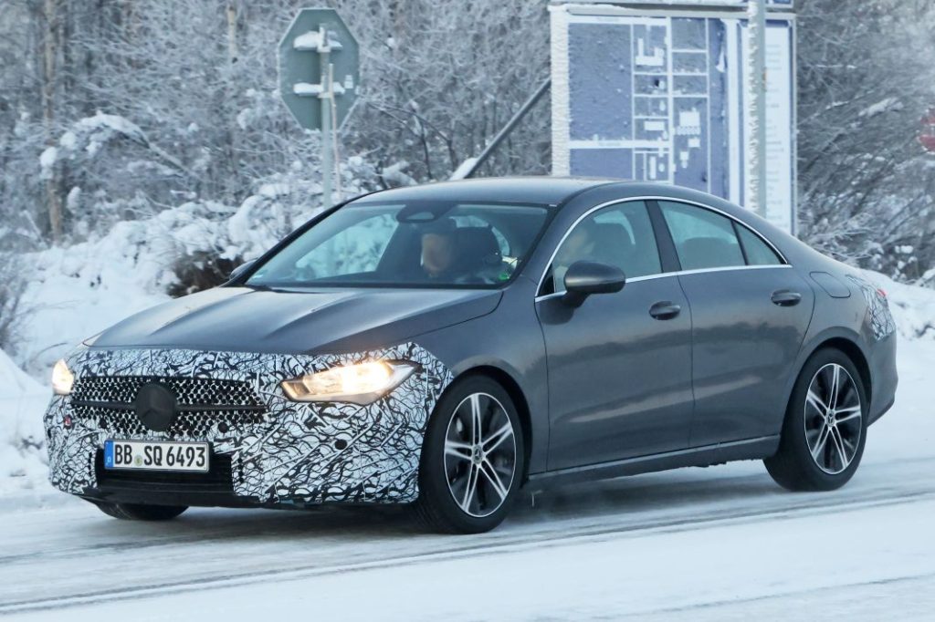 El nuevo Mercedes CLA se pone a punto sobre el hielo 12 Motor16 Mercedes CLA facelift 10 Motor16