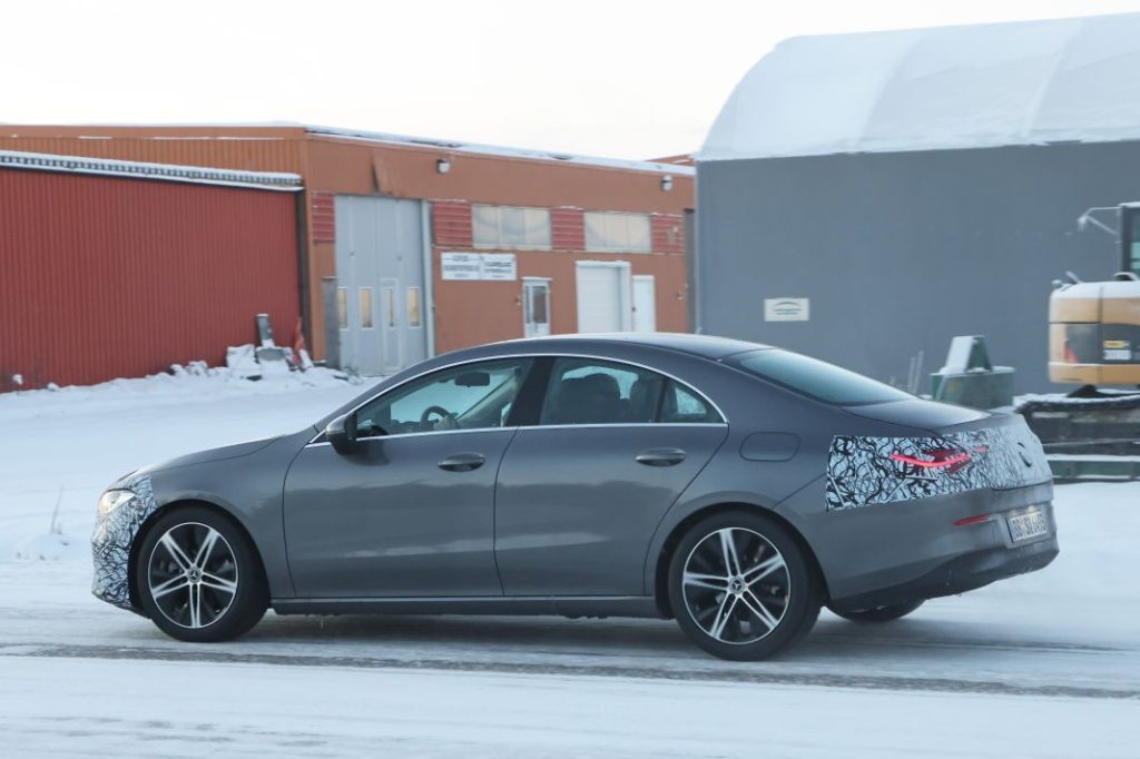 El nuevo Mercedes CLA se pone a punto sobre el hielo 16 Motor16 Mercedes CLA facelift 14 Motor16