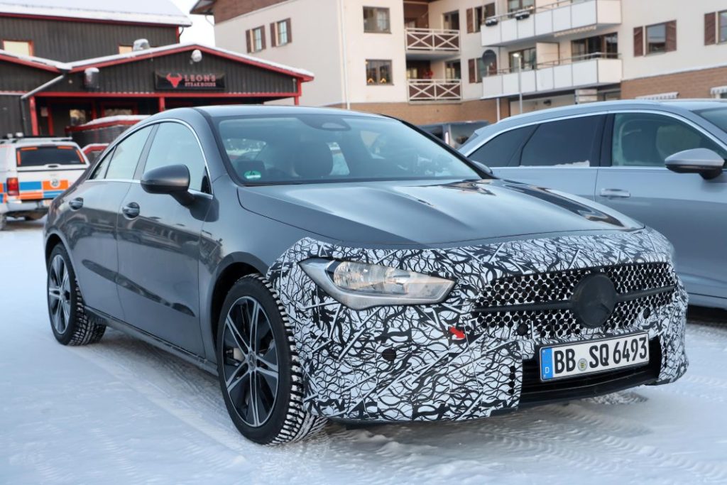 El nuevo Mercedes CLA se pone a punto sobre el hielo 4 Motor16 Mercedes CLA facelift 2 Motor16