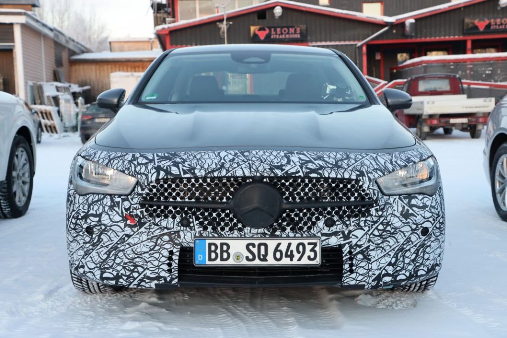 El nuevo Mercedes CLA se pone a punto sobre el hielo 1 Motor16 Mercedes CLA