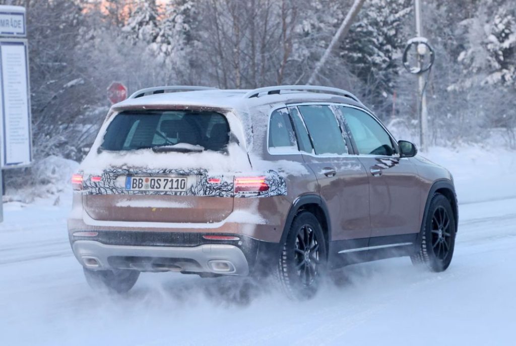 El nuevo Mercedes GLB se ejercita en la nieve 11 Motor16 Mercedes GLB facelift 10 Motor16