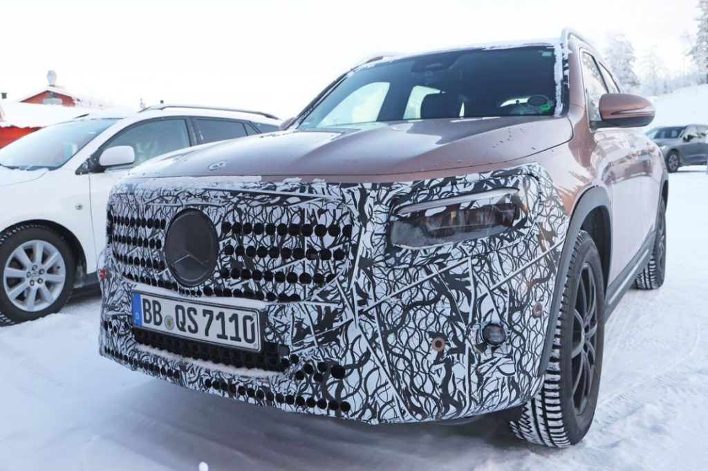 El nuevo Mercedes GLB se ejercita en la nieve 13 Motor16 Mercedes GLB facelift 12 Motor16