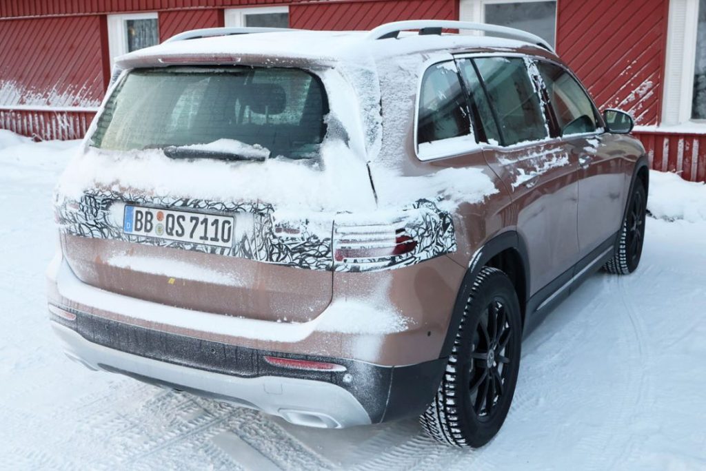 El nuevo Mercedes GLB se ejercita en la nieve 18 Motor16 Mercedes GLB facelift 17 Motor16