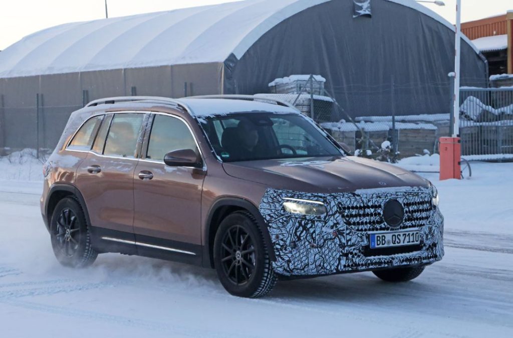El nuevo Mercedes GLB se ejercita en la nieve 4 Motor16 Mercedes GLB facelift 3 Motor16