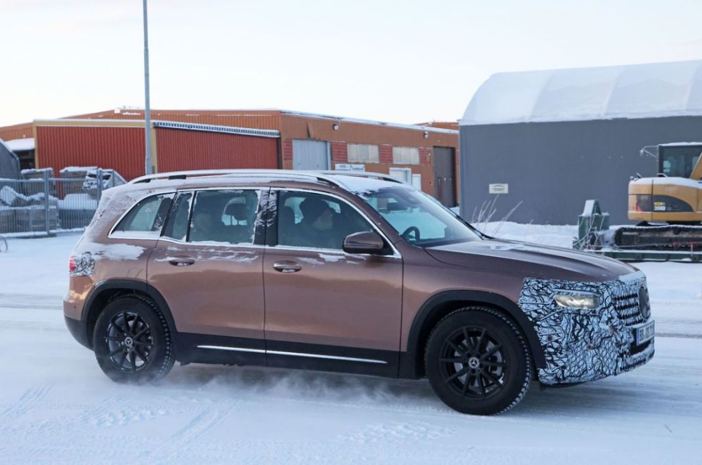 El nuevo Mercedes GLB se ejercita en la nieve 1 Motor16 Mercedes GLB