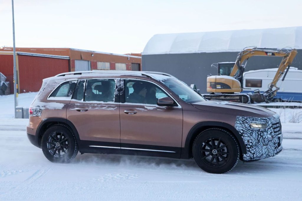 El nuevo Mercedes GLB se ejercita en la nieve 7 Motor16 Mercedes GLB facelift 6 Motor16