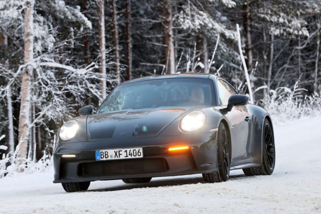 El Porsche 911 ST juega en la nieve 2 Motor16 Porsche 911 ST