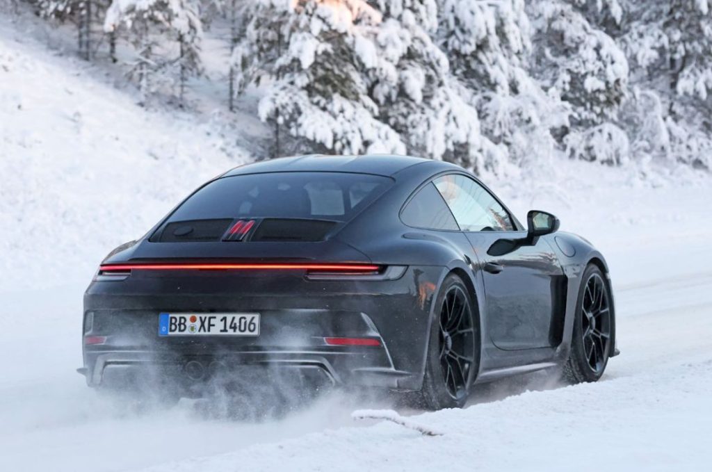 El Porsche 911 ST juega en la nieve 1 Motor16 Porsche 911 ST