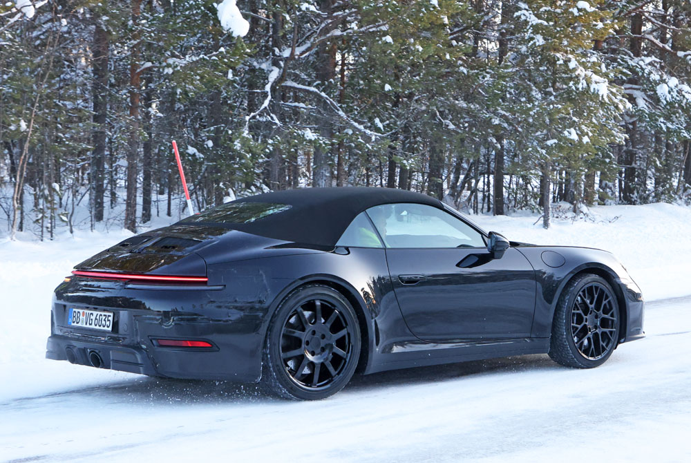 El futuro Porsche 911 destapa su imagen 12 Motor16 Porsche 992.2 Convertible 10 Motor16