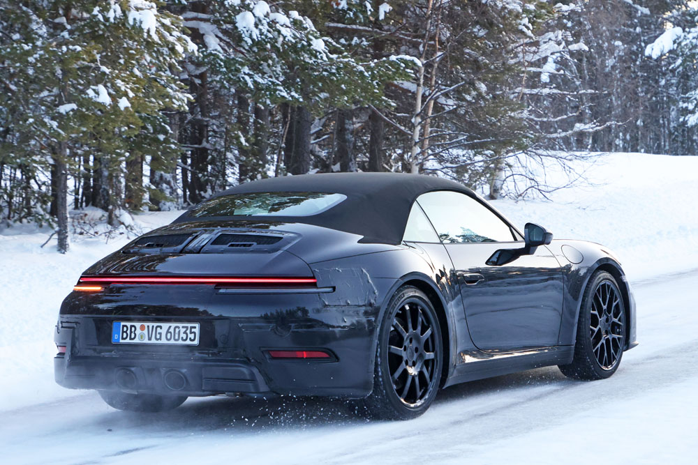 El futuro Porsche 911 destapa su imagen 14 Motor16 Porsche 992.2 Convertible 12 Motor16