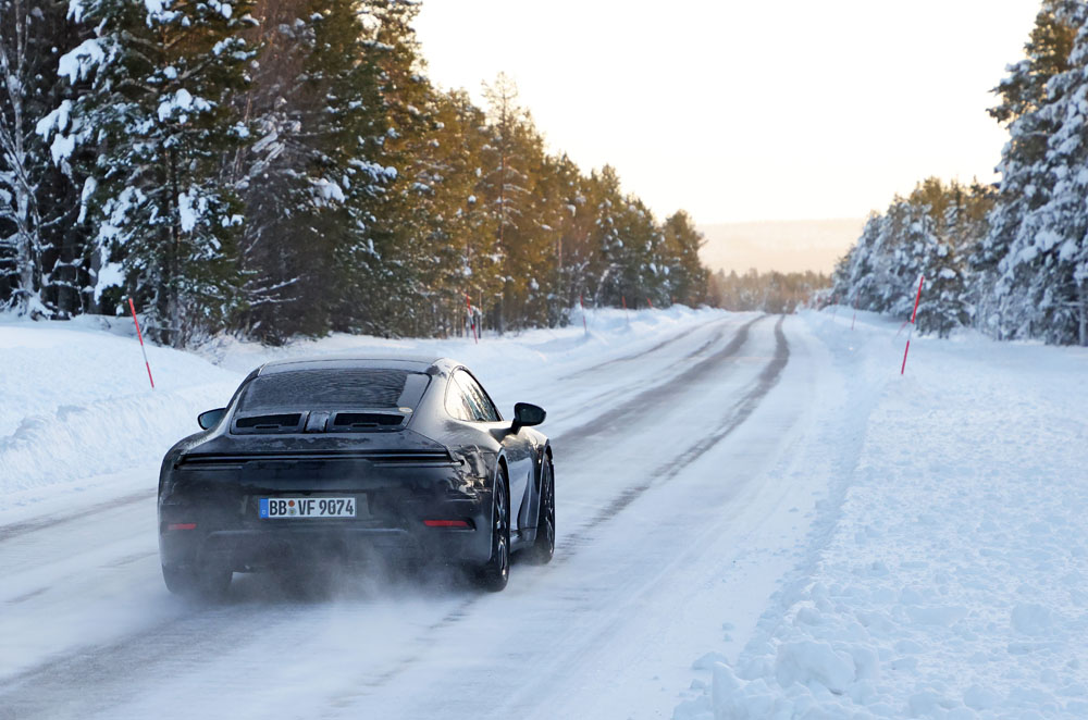 El futuro Porsche 911 destapa su imagen 35 Motor16 Porsche 992.2 Coupe 12 Motor16