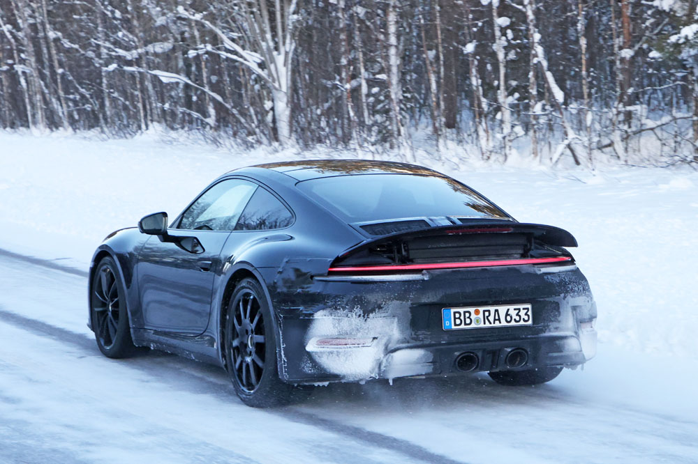El futuro Porsche 911 destapa su imagen 41 Motor16 Porsche 992.2 Coupe 18 Motor16