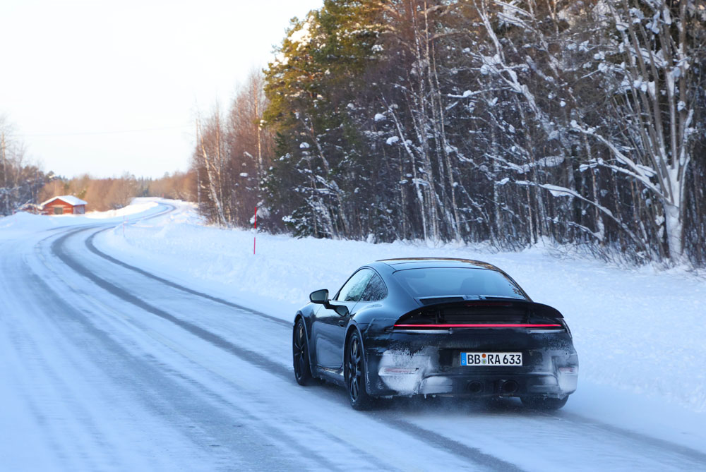 El futuro Porsche 911 destapa su imagen 43 Motor16 Porsche 992.2 Coupe 20 Motor16